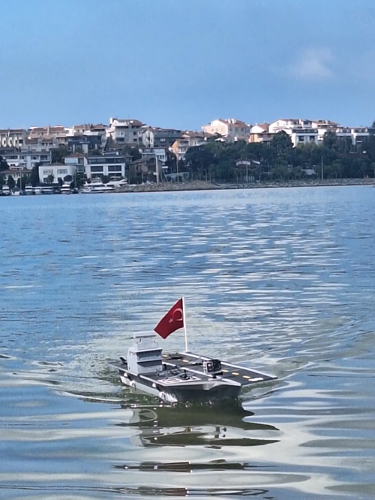 Lodos insansız deniz aracı açık suda Türk bayrağıyla seyir halinde